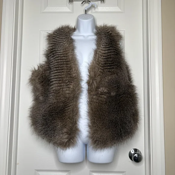 New York & Company Faux Fur Vest in Rich Brown - Picture 3 of 6